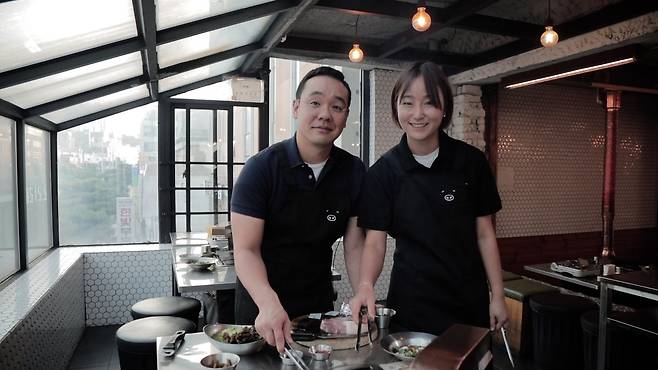 힘든 시절 든든한 버팀목이던 남편 신재우 금돼지식당 공동대표와 박수경 대표. 금돼지식당