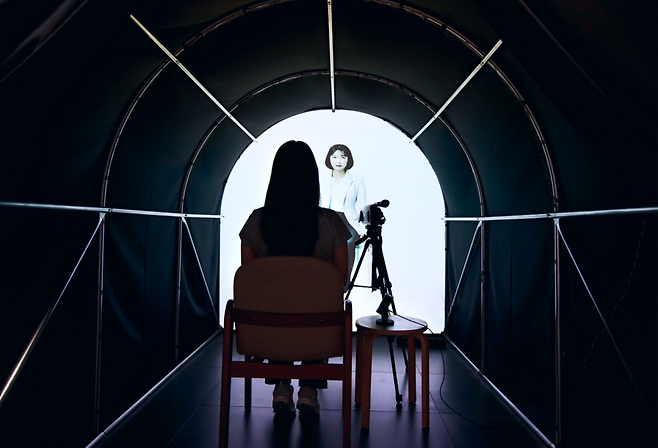 미래 추억 스튜디오에서 사용자가 10년 후 자신과 대화를 하고 있다.[KAIST 제공]