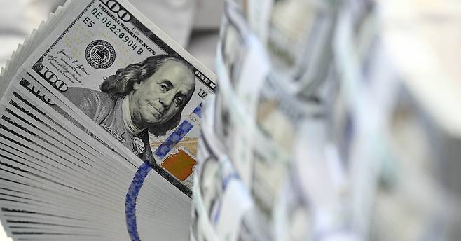 서울 중구 하나은행 위변조대응센터에서 직원이 달러를 정리하고 있다. [헤럴드DB]