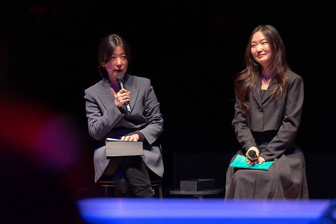 세종문화회관 ‘리딩 & 리스닝’ 신이인 시인(오른쬭)과 모더레이터 이단비 [세종문화회관 제공]