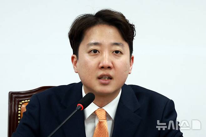 [서울=뉴시스] 고승민 기자 = 이준석 개혁신당 대표가 26일 서울 여의도 국회에서 열린 최고위원회의에서 발언하고 있다. 2026.01.26. kkssmm99@newsis.com