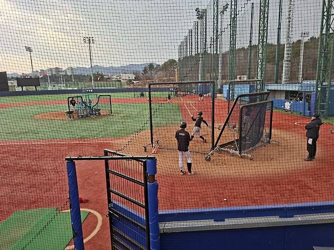 [고성(경남)=뉴시스] 신정철 기자= 경남 고성군은 지난 2025년 11월 2일부터 오는 2026년 3월 31일까지 야구·수영·역도·축구·태권도·씨름·농구·양궁·육상 등 9개 종목, 262개 팀, 6300여 명이 동계전지훈련에 참여할 예정이리고 26일 밝혔다.사진은 경남 김해고 야구부 훈련 모습.(사진=고성군 제공).2026.01.26. photo@newsis.com *재판매 및 DB 금지