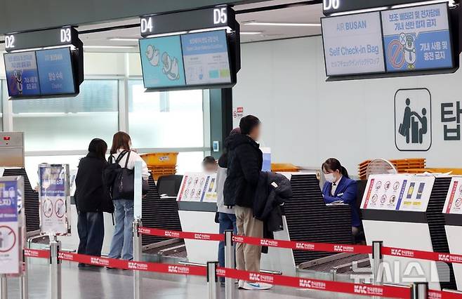 [부산=뉴시스] 하경민 기자 = 대한항공과 아시아나항공, 진에어, 에어부산, 에어서울 등이 기내에서 보조배터리 사용 전면 금지를 시작한 26일 부산 강서구 김해국제공항 국제선 에어부산 탑승수속대에서 보조배터리 기내 사용 금지를 안내하는 문구가 나오고 있다. 2026.01.26. yulnetphoto@newsis.com