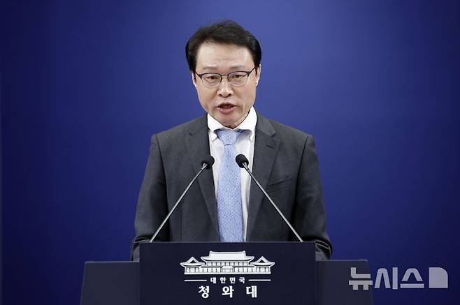 [서울=뉴시스] 최동준 기자 = 이규연 홍보소통수석이 18일 청와대에서 신임 정무수석에 홍익표 전 더불어민주당 원내대표 내정 발표를 하고 있다. 2026.01.18. photocdj@newsis.com