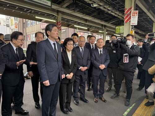 일본 신오쿠보역서 이수현 25주기 추도식 의인 이수현 씨 25주기를 맞아 26일 이씨의 모친 신윤찬(앞줄 왼쪽에서 두 번째) 씨와 이 혁 주일 한국대사(앞줄 왼쪽 첫 번째) 등이 사고 현장인 도쿄 JR 신오쿠보역 플랫폼을 찾았다. 2026.1.26. [도쿄=연합뉴스 제공]