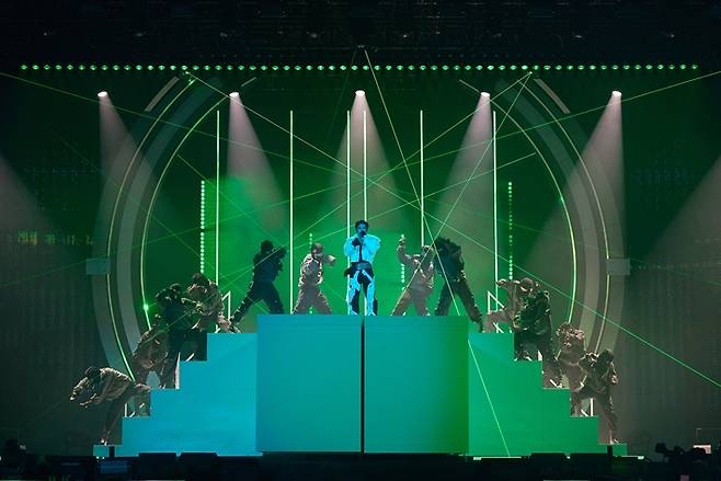 '티와이 트랙 - 리마스터드'에 등장한 화려한 레이저 쇼. SM엔터테인먼트 제공