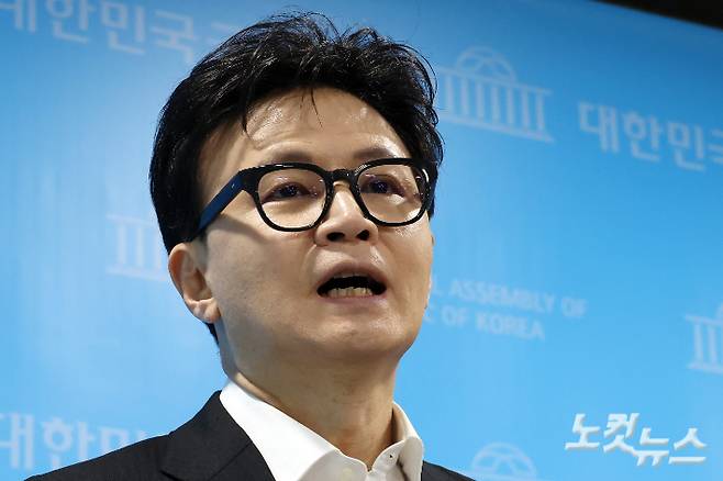 국민의힘 한동훈 전 대표가 14일 국회 소통관에서 당 윤리위원회가 본인을 제명 결정한 것과 관련 입장을 밝히고 취재진의 질문에 답변을 하고 있다. 윤창원 기자