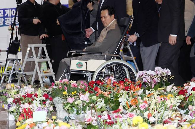 통일교·공천헌금 '쌍특검'을 요구하며 8일째 단식을 이어가던 장동혁 국민의힘 대표가 22일 서울 여의도 국회에서 단식을 중단하고 병원으로 가기 위해 이동하고 있다. 윤창원 기자