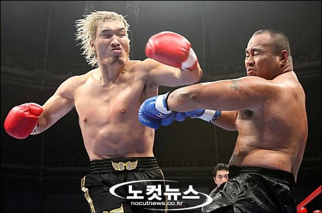 최홍만이 지난 2007년 9월 29일 올림피공원 체조경기장에서 벌어진 K-1 월드그랑프리 2007 서울대회 개막전 제 9 경기에서 마이티 모(미국)의 안면을 공격하고 있다. 윤창원기자