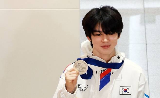 은메달 들어올린 차준환. 연합뉴스