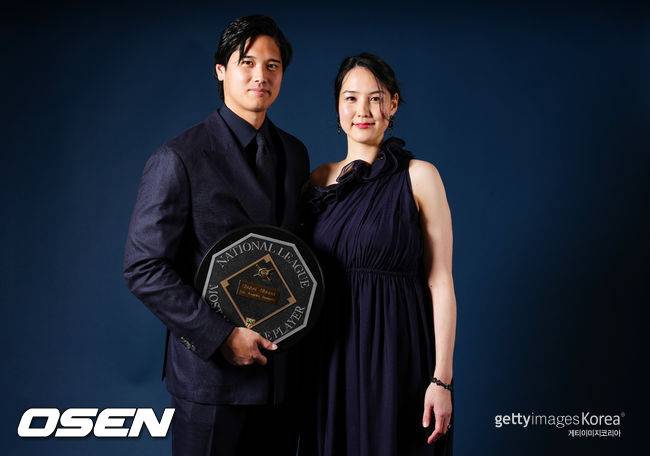 [사진] BBWAA 시상식에 참석한 오타니 쇼헤이와 다나카 마미코 부부가 포즈를 취하고 있다. ⓒGettyimages(무단전재 및 재배포 금지)