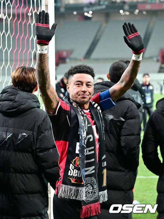 [OSEN=서월월드컵경기장, 박준형 기자] 제시 린가드(33, 서울)의 라스트 댄스는 무승부로 끝났다.&nbsp;FC서울은 10일 오후 서울월드컵경기장에서 2025~2026시즌 아시아축구연맹(AFC) 챔피언스리그 엘리트(ACLE) 리그 스테이지에서 린가드의 선제골이 터졌지만 지키지 못하고 멜버른 시티와 1-1로 비겼다.&nbsp;서울(2승3무1패, 승점 9)은 5위로 밀렸다. 멜버른 스티(3승1무2패, 승점 10점)는 4위다.&nbsp;경기종료 후 FC서울 린가드 고별행사에서 린가드가 팬들에게 인사를 하고 있다.  2025.12.10 / soul1014@osen.co.kr