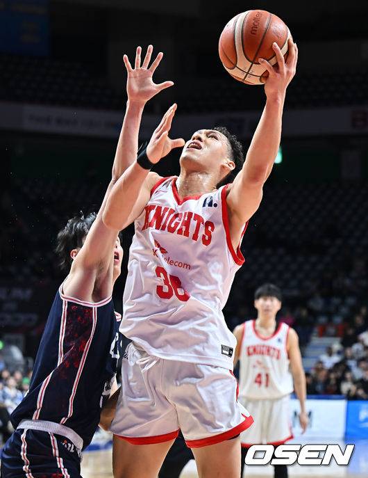 [OSEN=부산, 이석우 기자] 25일 부산 사직체육관에서 2025-2026 LG전자 프로농구 부산 KCC와 서울 SK의 경기가 열렸다.부상자 복귀에도 완전한 경기력을 회복하지 못한 KCC와 강행군 속 주전 안영준까지 이탈한 SK가 정상 전력이 아닌 상태로 맞대결을 펼친다.서울 SK 에디 다니엘이 부산 KCC 송교창의 마크를 피해 골밑슛을 시도하고 있다. 2026.01.25 / foto0307@osen.co.kr