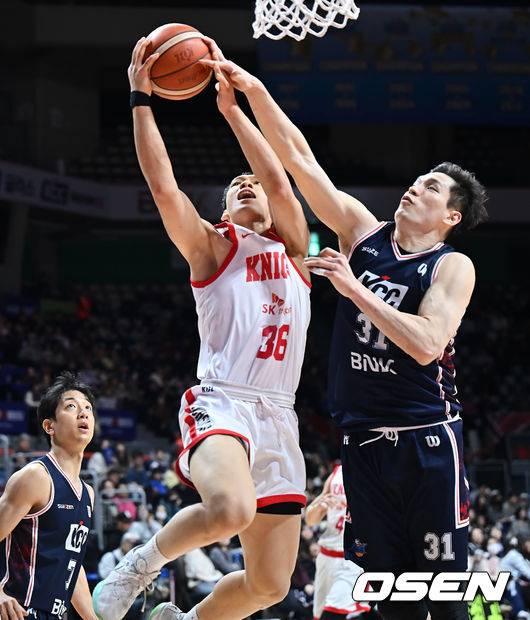 [OSEN=부산, 이석우 기자] 25일 부산 사직체육관에서 2025-2026 LG전자 프로농구 부산 KCC와 서울 SK의 경기가 열렸다.부상자 복귀에도 완전한 경기력을 회복하지 못한 KCC와 강행군 속 주전 안영준까지 이탈한 SK가 정상 전력이 아닌 상태로 맞대결을 펼친다.서울 SK 에디 다니엘이 부산 KCC 장재석의 마크를 피해 골밑슛을 시도하고 있다. 2026.01.25 / foto0307@osen.co.kr