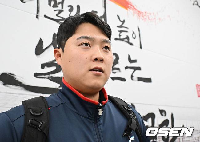 [OSEN=부산, 이석우 기자] 롯데 자이언츠 선수단이 25일 김해공항을 통해 전지훈련지인 대만 타이난으로 출국했다.김태형 감독 등&nbsp;코치진과 투수&nbsp;20명,&nbsp;포수&nbsp;5명,&nbsp;내야수&nbsp;9명,&nbsp;외야수&nbsp;7명 등 총&nbsp;41명의 선수단이 1월 20일까지 1차 캠프에서 체력 강화와 기술 훈련을 치른 뒤 21일부터 3월 5일까지 일본 미야자키로 옮겨 2차 캠프에서 구춘리그에 참가해 실전 감각을 점검한다. 롯데 자이언츠 한동희가 인터뷰를 하고 있다. 2026.01.25 / foto0307@osen.co.kr