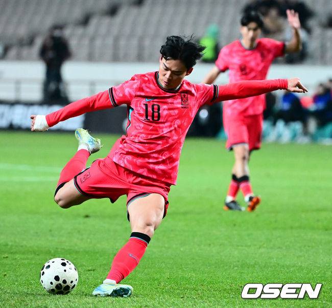 [OSEN=서울월드컵경기장, 지형준 기자] 홍명보 감독이 이끄는 대한민국 축구대표팀이 18일 오후 서울월드컵경기장에서 아프리카 강호 가나와 평가전을 가졌다.홍명보호의 2025년의 끝을 장식할 경기다. 내달 2026 국제축구연맹(FIFA) 북중미 월드컵 조 추첨을 앞두고 열리는 마지막 평가전이기도 하다. 현재 한국은 가나전 결과와 상관없이 사실상 월드컵 포트 2가 확정된 상태다. 아프리카 예선을 뚫고 북중미행에 성공한&nbsp;가나는 FIFA 랭킹 73위다.&nbsp;22위 한국보다는 51계단&nbsp;낮다. 하지만 통산 전적에서 4승 3패로 한국보다 우위다.&nbsp;후반 대한민국 오현규가 터닝슛을 시도하고 있다. 2025.11.18 /jpnews@osen.co.kr