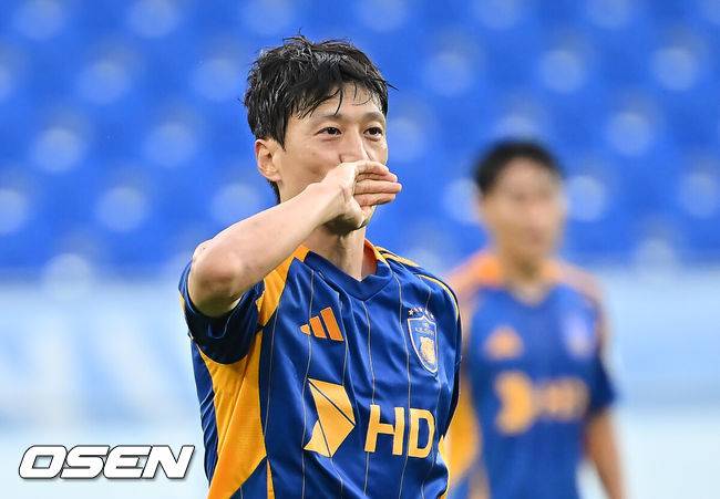 [OSEN=울산, 이석우 기자] 18일 울산 문수축구경기장에서 하나은행 K리그1 2025 울산 HD와 광주FC의 경기가 열렸다.  신태용 감독 경질을 두고 후폭풍이 몰아친 울산은 급격히 무너져 강등권까지 추락했고, 반면 광주FC는 파이널A 진출의 마지막 불씨를 살리기 위해 총력전에 나섰다.울산 HD 이청용이 페널티킥을 성공하고 세리머니를 하고 있다. 2025.10.18 / foto0307@osen.co.kr