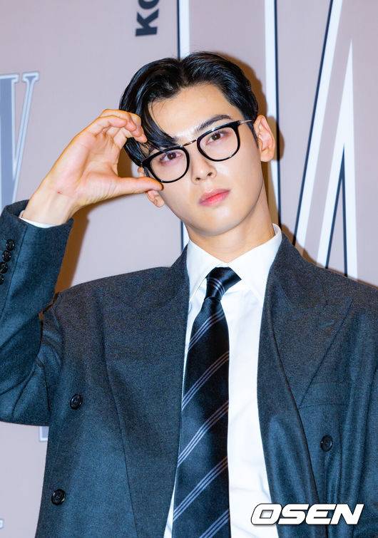 [OSEN=민경훈 기자] 14일 오후 서울 종로구 포시즌스 호텔 서울 그랜드볼룸에서 제19회&nbsp;유방암&nbsp;인식 향상 캠페인 자선 행사 포토월이 진행됐다.유방암 인식 향상 및 기념하기 위해 매년 열리는 이 자선 파티에는 수많은 연예인 셀럽들이 참석해 자리를 빛냈다.가수 겸 배우 차은우가 포토타임을 갖고 있다. 2024.07.04 / rumi@osen.co.kr