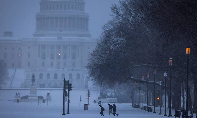 25일(현지 시각) 미국 워싱턴DC의 거리를 시민들이 걷고 있다. EPA연합뉴스