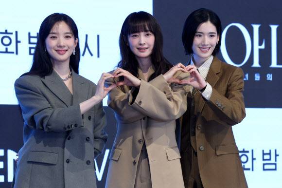 26일 서울 구로구 디큐브시티 더세인트에서 열린 ENA 새 월화드라마 '아너 : 그녀들의 법정'(극본 박가연, 연출 박건호) 제작발표회에서 배우 이청하, 이나영, 정은채(왼쪽부터)가 포즈를 취하고 있다. 뉴스1