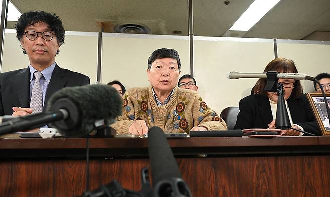 원고 중 한 명인 탈북자 가와사키 에이코가 26일 기자회견을 하고 있는 모습. AFP연합뉴스