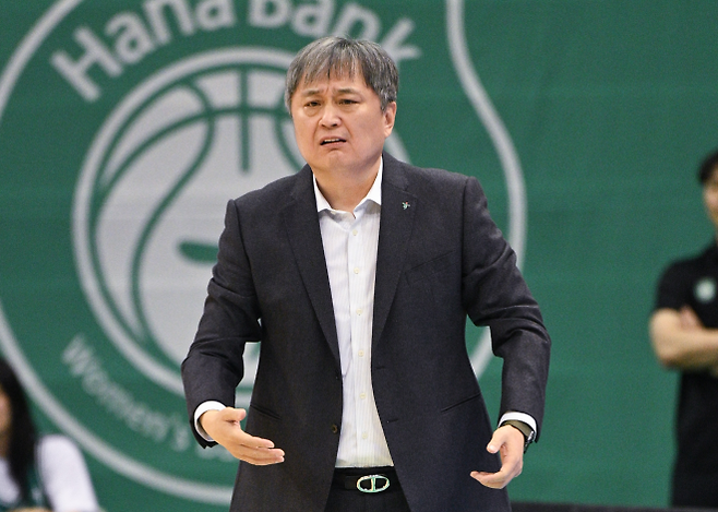 이상범 부천 하나은행 감독이 24일 경기 부천체육관에서 열린 2025~26 여자프로농구 하나은행과 청주 KB의 경기에서 심각한 표정으로 코트를 바라보고 있다. 2026.1.25 WKBL 제공