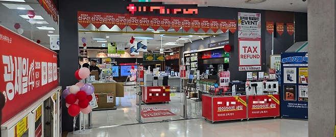 제주시 노형동 한 가전 매장 입구에 신구간 할인혜택 문구가 붙어 있다. 제주 강동삼 기자