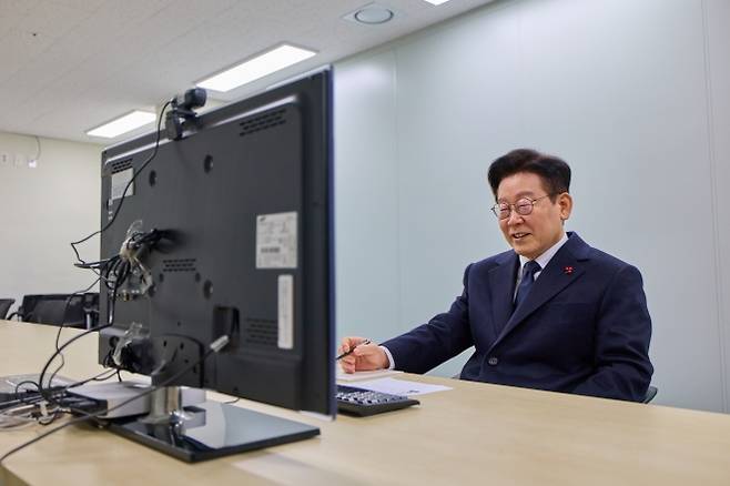 이재명 대통령이 26일 서울 종로구 정부서울청사 창성동 별관에 있는 초국가범죄 특별대응 TF 사무실을 방문해 캄보디아 현지에서 근무하는 공무원들과 화상통화하며 격려하고 있다. 2026.1.26. 청와대 제공