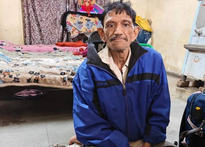 인도 중부 마디아프라데시주 인도르에서 구걸 행위로 적발된 망길랄이 당국의 보호시설에서 촬영된 모습. 그는 수년간 거리에서 구걸하는 한편 사채업을 병행하며 여러 채의 주택과 차량을 소유한 사실이 드러나 논란이 됐다. NDTV 화면 캡처