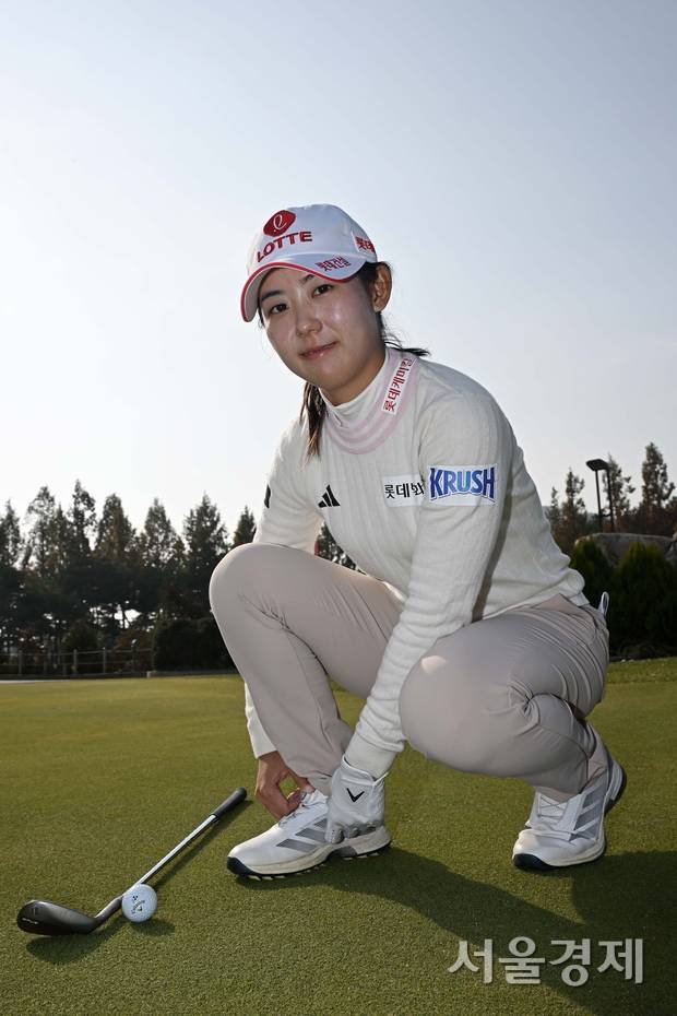 골프화 끈을 조이는 황유민. 미국에서 여는 골프 인생 2막이 이번 주 시작된다. 조태형 기자