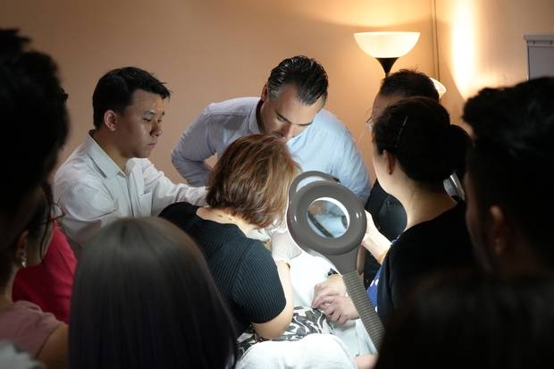 휴젤이 핸즈온 워크숍을 통해 ‘레티보’ 시술법을 공유하고 있다. 사진 제공=휴젤