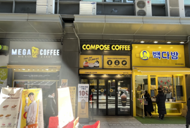 한 건물에 모여 있는 저가 커피 카페들, 서울경제DB