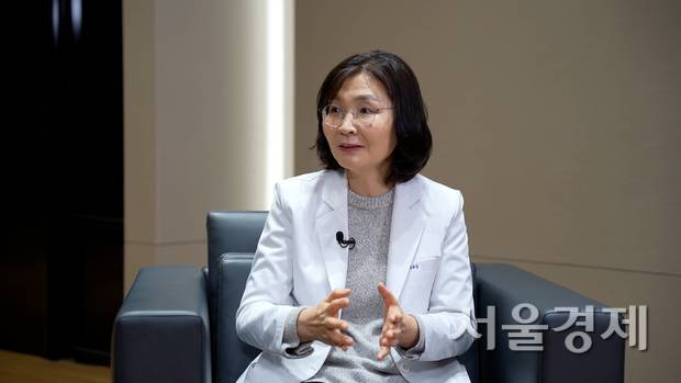 24일 서울경제TV ‘지금, 명의’에 출연한 강남세브란스병원 정신건강의학과 김은주 교수는 “교육의 목적은 마음이 편안하고 스스로 해내는 아이를 키우는 것”이라며 “멀리 보고 긍정적 공부 감정을 키우면, 결과를 넘어 삶 전체를 버틸 힘을 얻게 된다”고 말했다./ 서울경제TV ‘지금,명의’ 캡처