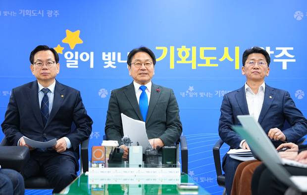 강기정(가운데) 광주광역시장이 26일 광주시청 기자실에서 행정통합 특별법 논의내용 관련 기자 차담회를 갖고 있다. 사진 제공=광주광역시