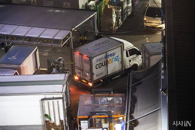 서울 시내의 한 쿠팡로지스틱스 캠프에서 상하차 작업이 이어지고 있다. ⓒ시사IN 박미소