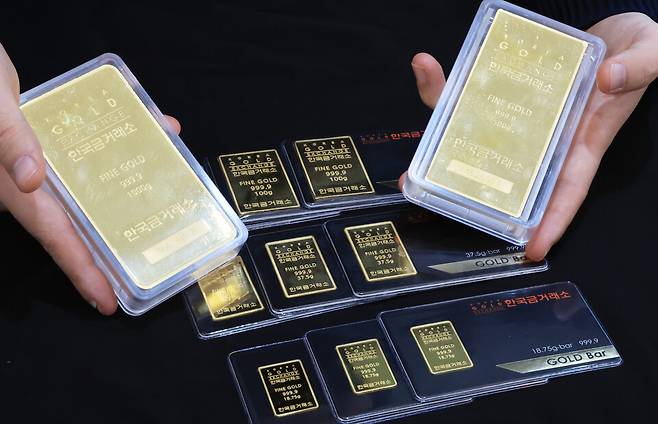 지난 23일 서울 종로 한국금거래소에서 직원이 골드바를 정리하고 있다. ⓒ연합뉴스