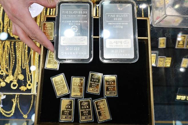 지난달 28일 서울 종로구 정인보석에 진열된 골드바와 실버바 ⓒ연합뉴스