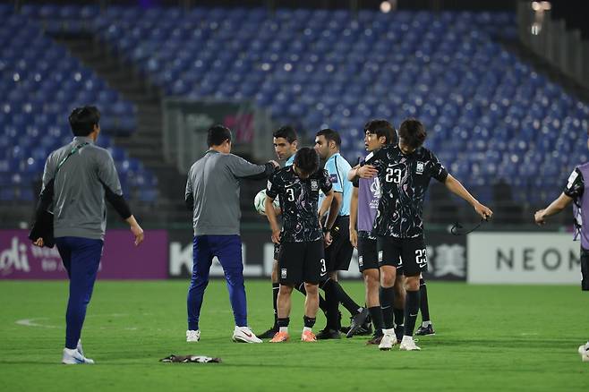 한국 U-23 대표팀 선수들이 24일(한국시간) 킹 압둘라 스포츠 시티홀 스타디움서 열린 베트남전서 승부차기 패배를 당한 뒤 아쉬워하고 있다. 사진제공│대한축구협회