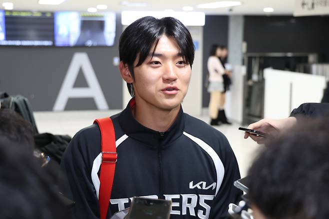KIA 김도영이 지난 23일 김포공항 출국장에서 취재진과 인터뷰하고 있다. KIA 타이거즈 제공