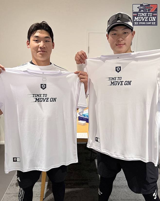 ▲ 두산 선수들이 받은 기념 티셔츠 ⓒ두산 베어스