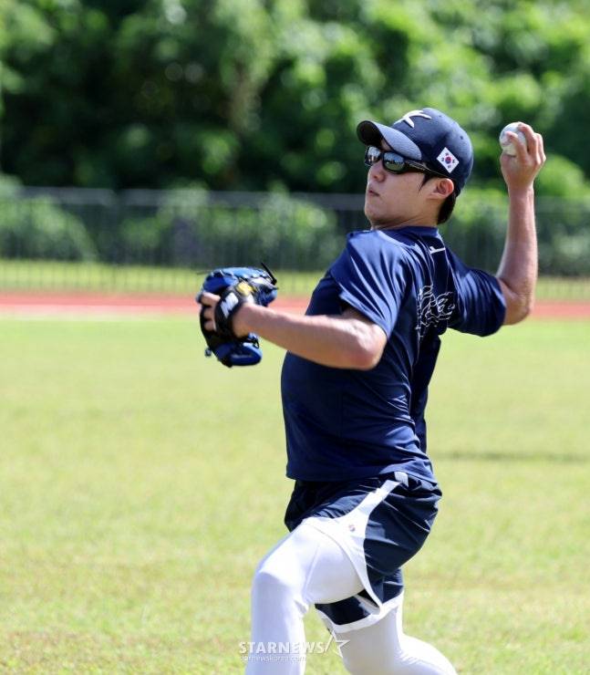 대표팀에 합류해 사이판에서 피칭 훈련을 하고 있는 원태인. /사진=강영조 선임기자