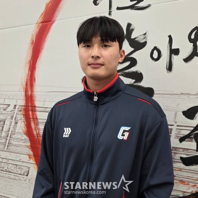 롯데 윤동희가 25일 김해국제공항을 통해 2026 롯데 스프링캠프가 열릴 대만 타이난으로 떠나기 전 취재진과 인터뷰에 응하고 있다. /사진=김동윤 기자