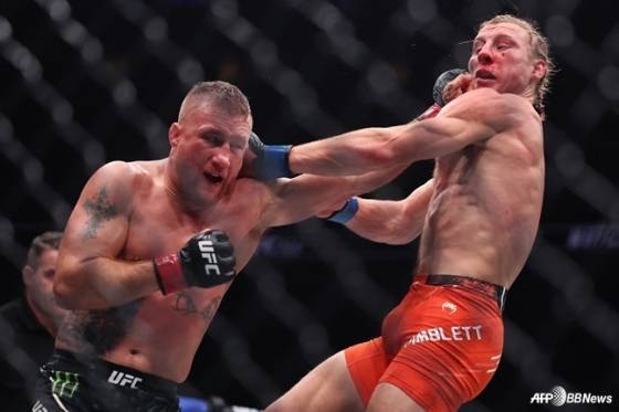 저스틴 게이치(왼쪽)가 패디 핌블렛에게 왼손 잽을 날리고 있다. /AFPBBNews=뉴스1