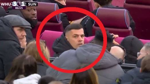 팬과 설전하는 그라니트 자카의 모습. /사진=더선 갈무리