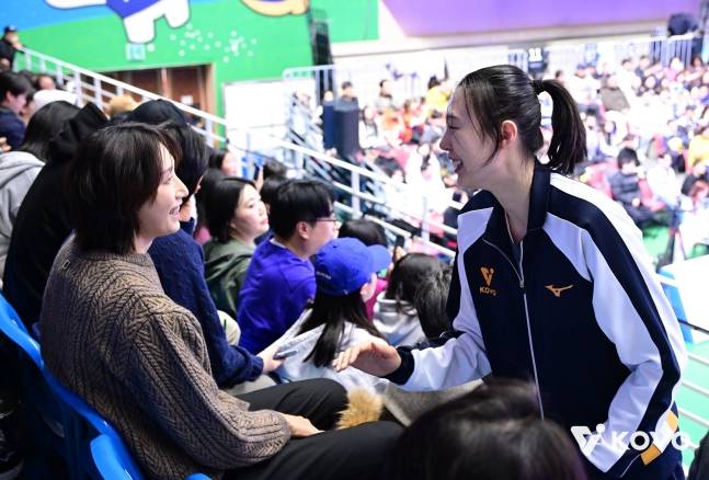 양효진(오른쪽)이 경기 전 관중석에 있는 김연경을 찾아가 반갑게 인사를 나누고 있다. /사진=강영조 선임기자