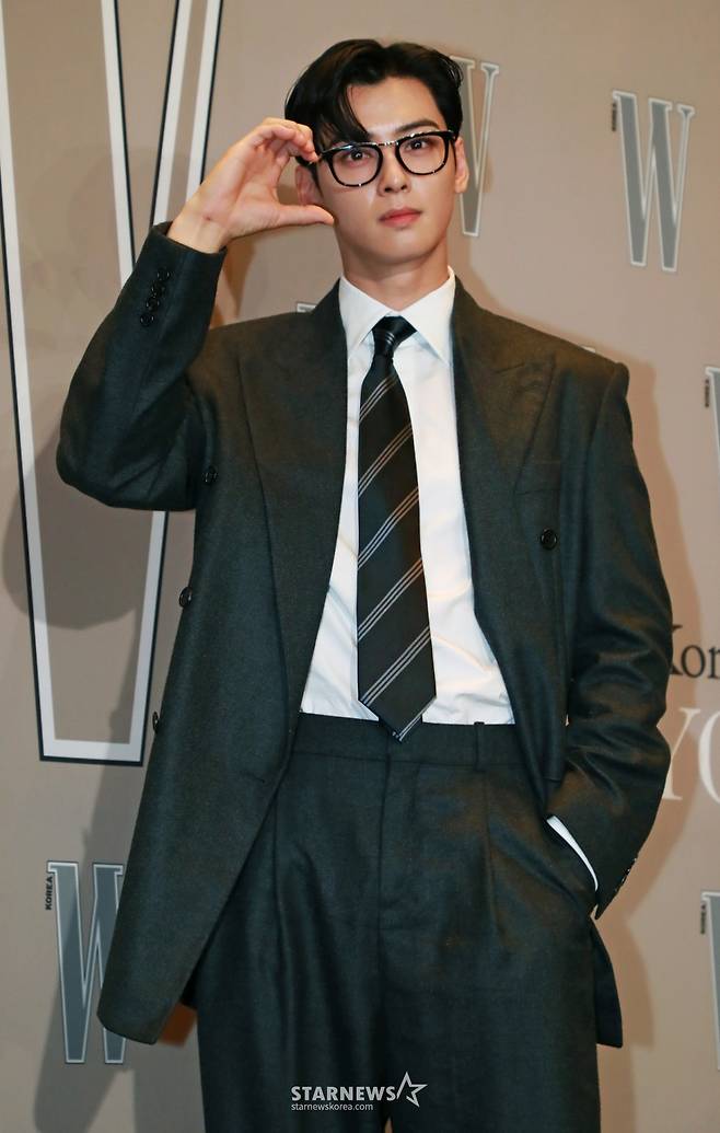 가수 차은우가 제19회 W코리아 유방암 인식 향상 캠페인 자선 행사에 참석해 포즈를 취하고 있다. /2024.10.14 /사진=이동훈