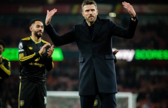 마이클 캐릭 감독이 26일(한국시간) 영국 런던의 에미레이트 스타디움에서 열린 '2025~2026시즌 잉글리시 프리미어리그(EPL)' 23라운드 원정에서 아스널에 3-2 역전승 후 팬들에게 인사하고 있다. /사진=맨유 공식 SNS 갈무리