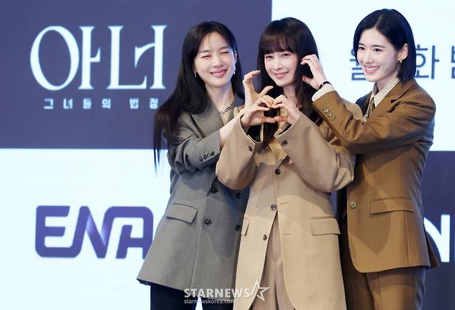 배우 이청아, 이나영, 정은채가 26일 서울 구로구 더세인트에서 진행된 ENA 월화드라마 '아너 : 그녀들의 법정' 제작발표회에서 포즈를 취하고 있다. /2026.01.26 /사진=김휘선 hwijpg@