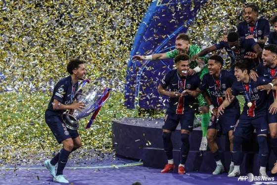 PSG의 2024~2025시즌 유럽축구연맹(UEFA) 챔피언스리그(UCL) 우승 세리머니 중 기뻐하는 이강인(오른쪽에서 두 번째). /AFPBBNews=뉴스1