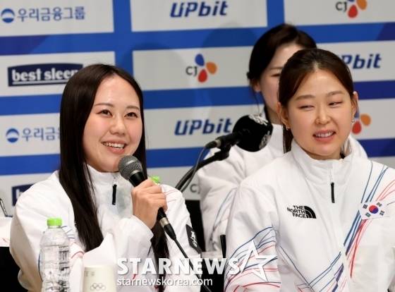 스피드스케이팅 박지우(왼쪽)가 7일 진천국가대표훈련장에서 열린 2026 밀라노-코르티나 동계올림픽대회 D-30 미디어데이에서 기자들의 질문에 답하고  있다. /사진=강영조 선임기자